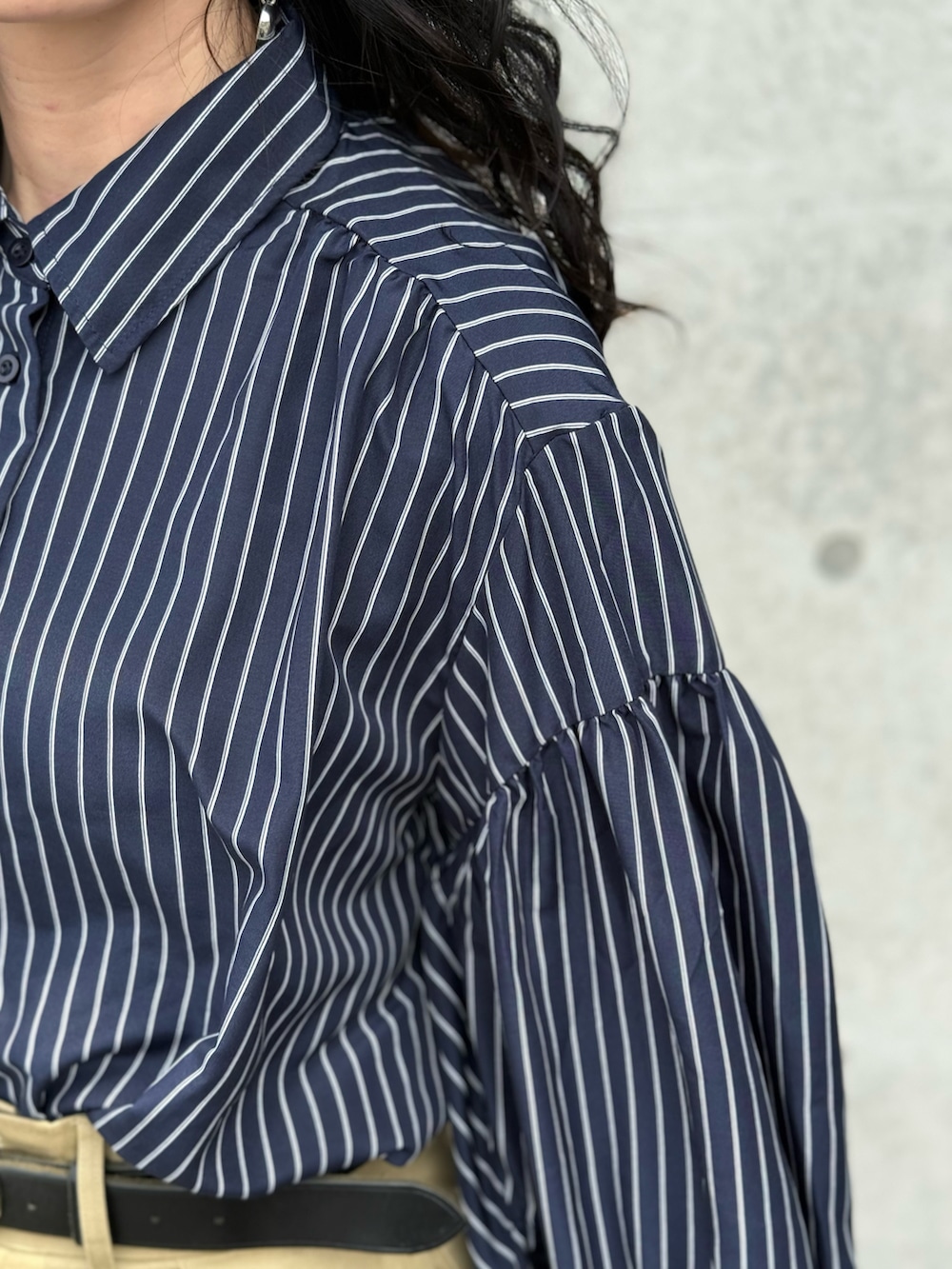 ブラック系のベスト、ブルー系のシャツ/ブラウス、ブラック系のローファーを着用したレディースの春コーディネートの5枚目の写真