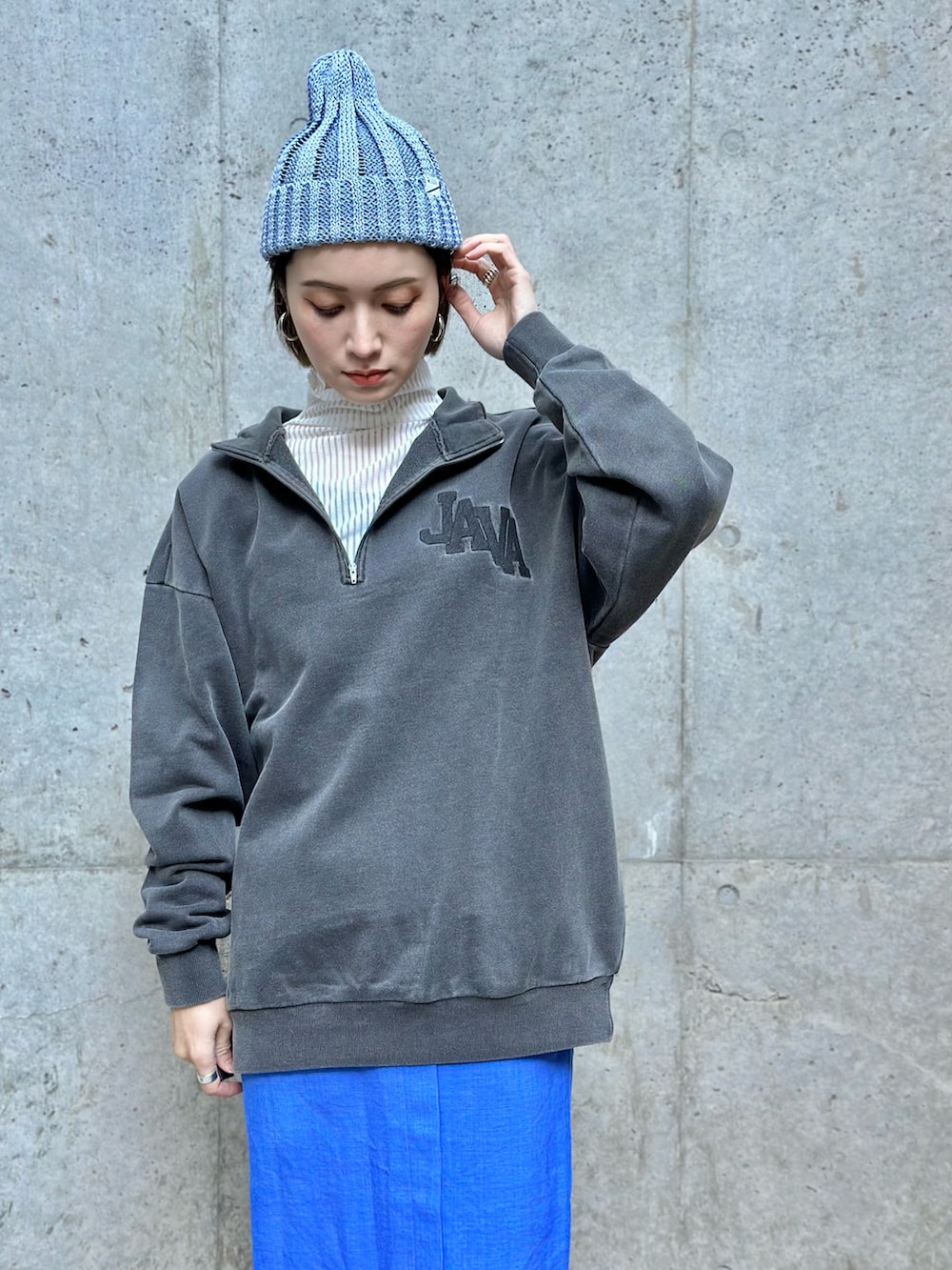 グレー系のスウェット、ブルー系のスニーカー、ホワイト系のトートバッグを着用したレディースの春コーディネートの4枚目の写真