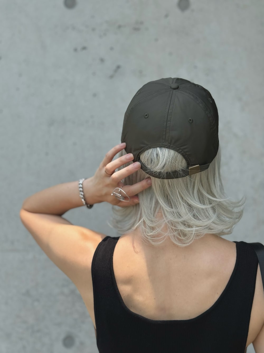 ブラウン系のキャミソール、ブラック系のサンダル、ブラック系のワンピースを着用したレディースの夏コーディネートの3枚目の写真