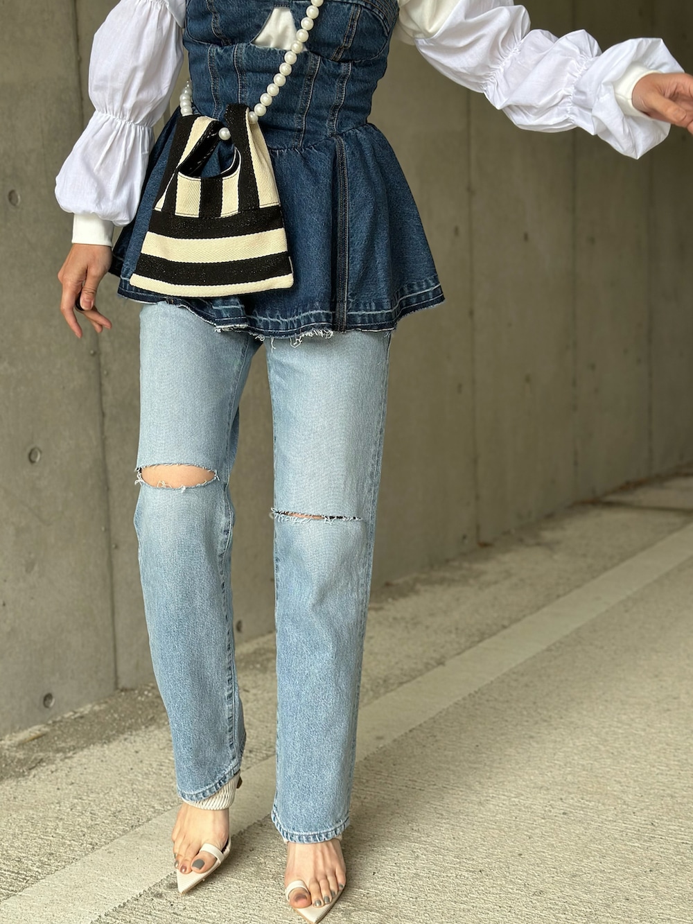 ホワイト系のサンダル、ホワイト系のショルダーバッグ、ホワイト系のTシャツ/カットソーを着用したレディースの春コーディネートの5枚目の写真