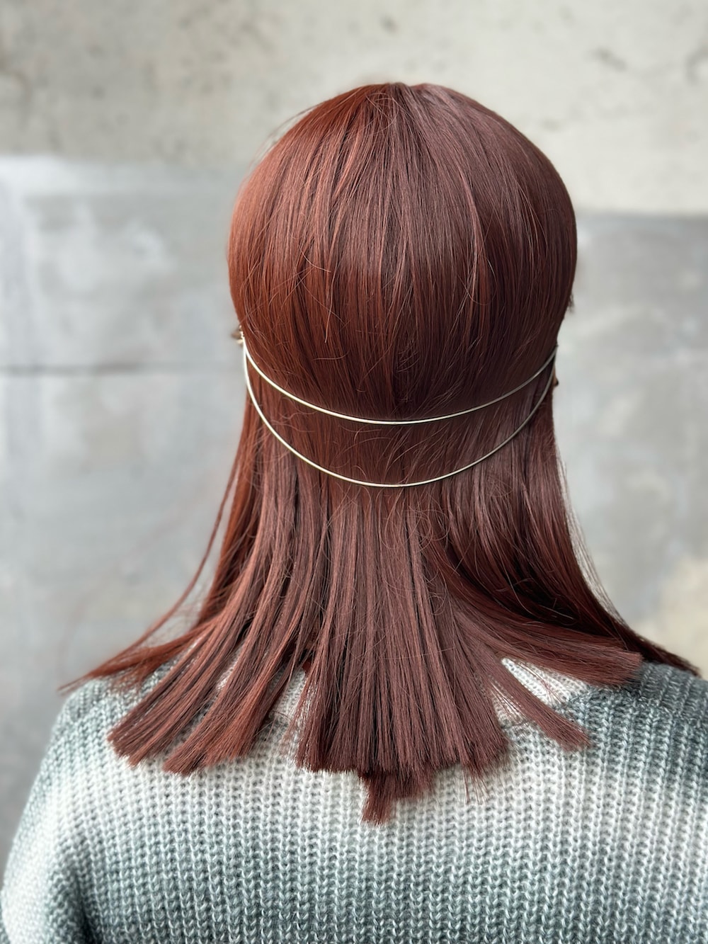 ホワイト系のブーツ、ブラック系のニット/セーター、ホワイト系のスカートを着用したレディースの冬コーディネートの5枚目の写真