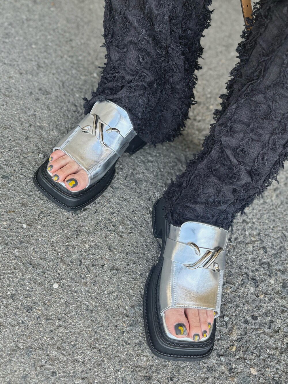 「モード、フレアパンツ、メッシュ、レイヤードスタイル、ウエストマーク、メッシュトップス、高身長女子、サングラス、厚底サンダル、ローファー、休日スタイル、春コーデ、夏コーデ、お出かけコーデ、シースルートップス」｜「u_for_iaのネットチュールPO×ペオスPOのセット / ブラック×モカ（Tシャツ/カットソー、ブラック系）」を使った、IMOKOさん（骨格ストレート・レディース・170cm）の春コーディネートの4枚目の写真