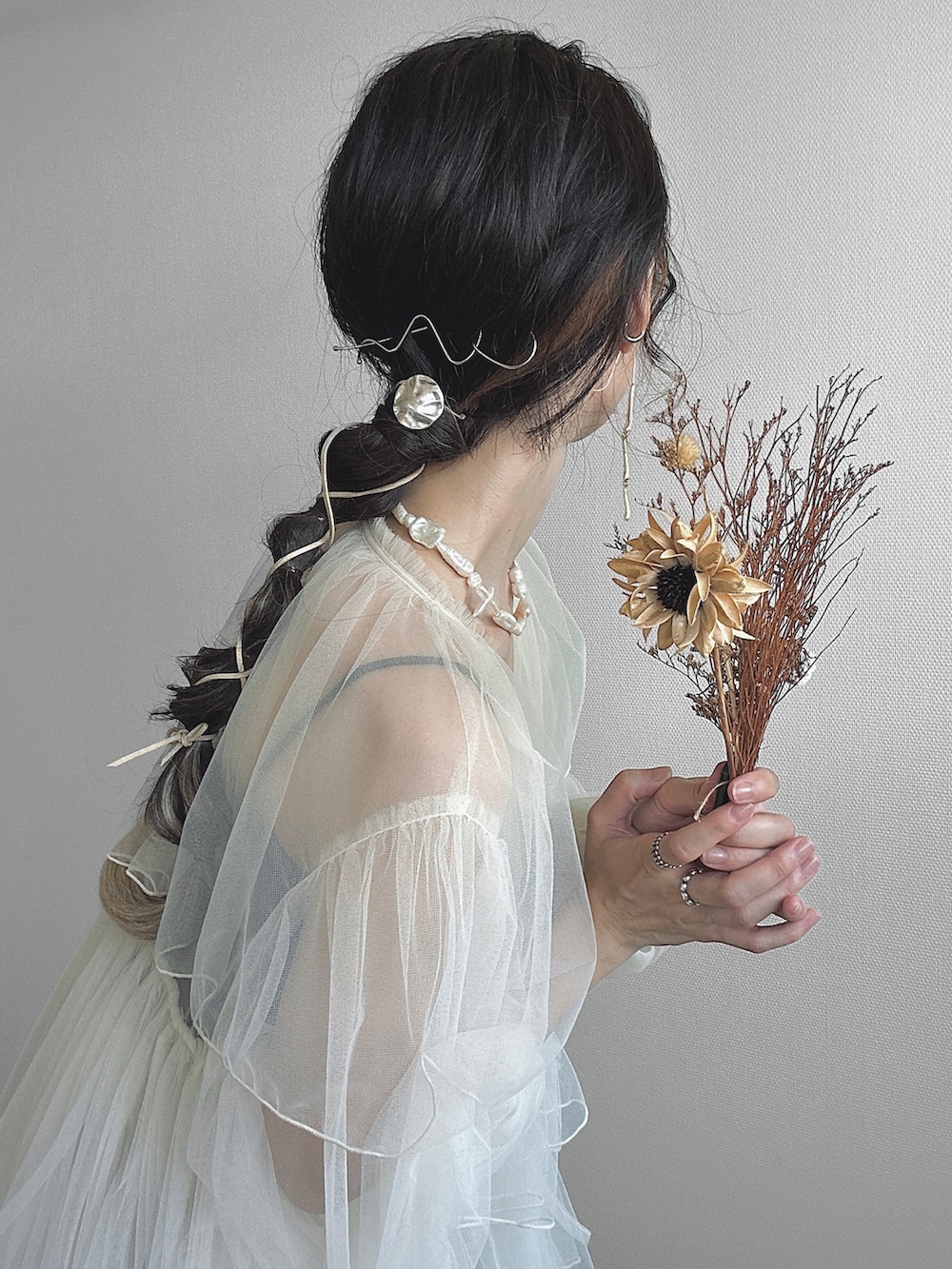 ホワイト系のワンピース/ドレス、ホワイト系のショルダーバッグ、グレー系のキャミソールを着用したレディースの夏コーディネートの2枚目の写真