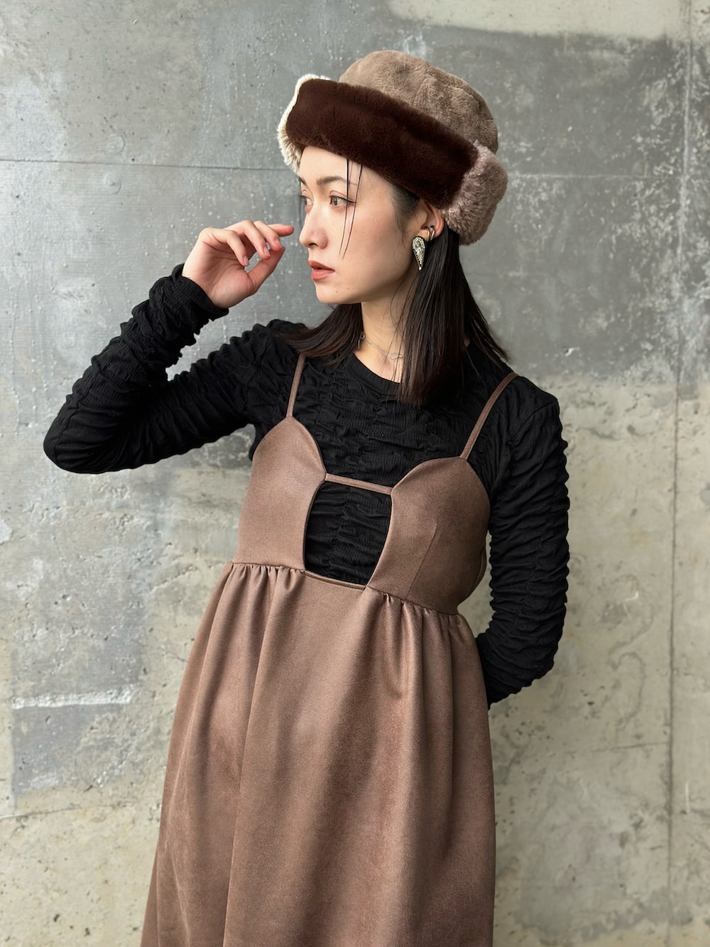 「秋っぽコーデ更新中、レイヤードスタイル、秋服コーデ、秋コーデ、ジャンパースカート、レザー、帽子、シルバーアクセサリー、ミュール、柄ソックス、骨格ウェーブ、高身長女子、キャミワンピ、Coming soon…、ブラウン」｜「CENEの【CENE】セネ/リボンチョーカー（ネックレス、シルバー系）」を使った、IMOKOさん（骨格ウェーブ・レディース・170cm）の秋コーディネートの2枚目の写真