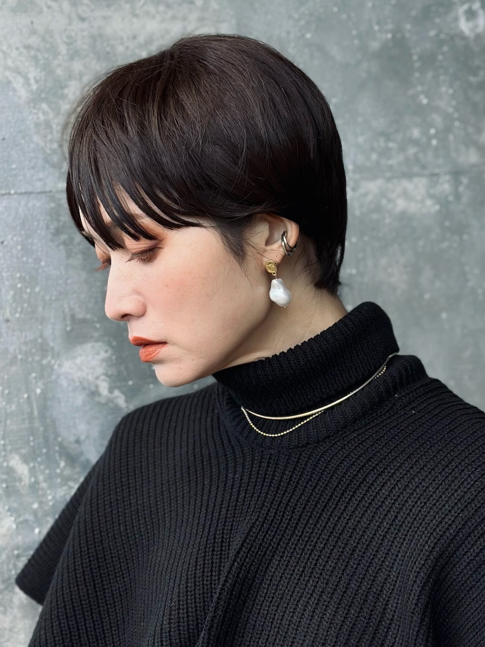 ブラック系のベスト、グリーン系のその他パンツ、その他のブーツを着用したレディースの冬コーディネートの4枚目の写真