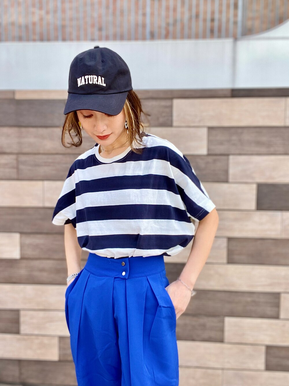 ホワイト系のデニムジャケット、ブルー系のその他トップス、ブルー系のスラックスを着用したレディースの春コーディネートの4枚目の写真