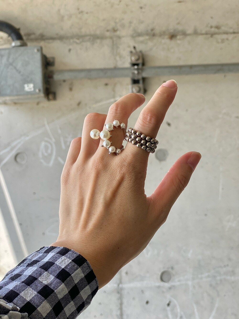 ブラック系のシャツ/ブラウス、イエロー系のベスト、パープル系のデニムパンツを着用したレディースの秋コーディネートの5枚目の写真