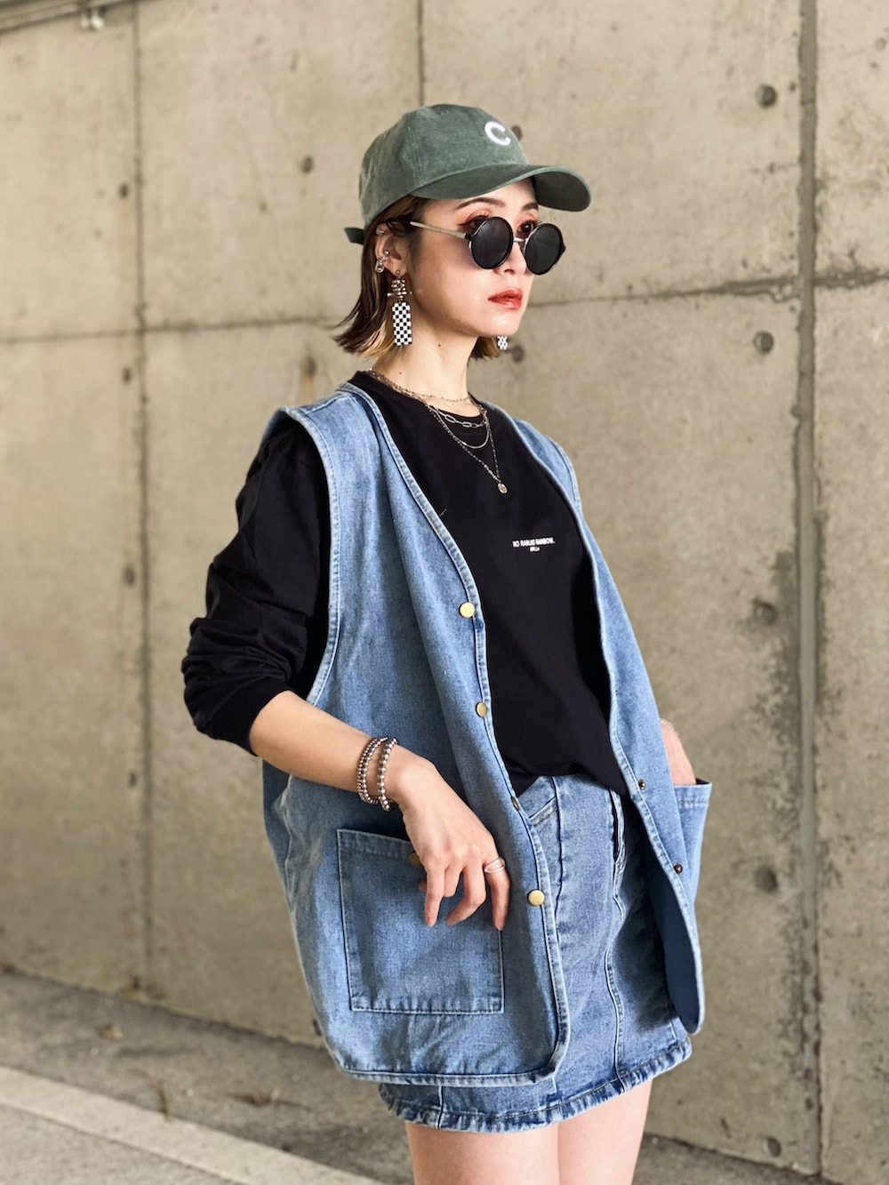 ホワイト系のTシャツ/カットソー、グレー系のショルダーバッグ、ブルー系のデニムスカートを着用したレディースの春コーディネートの2枚目の写真