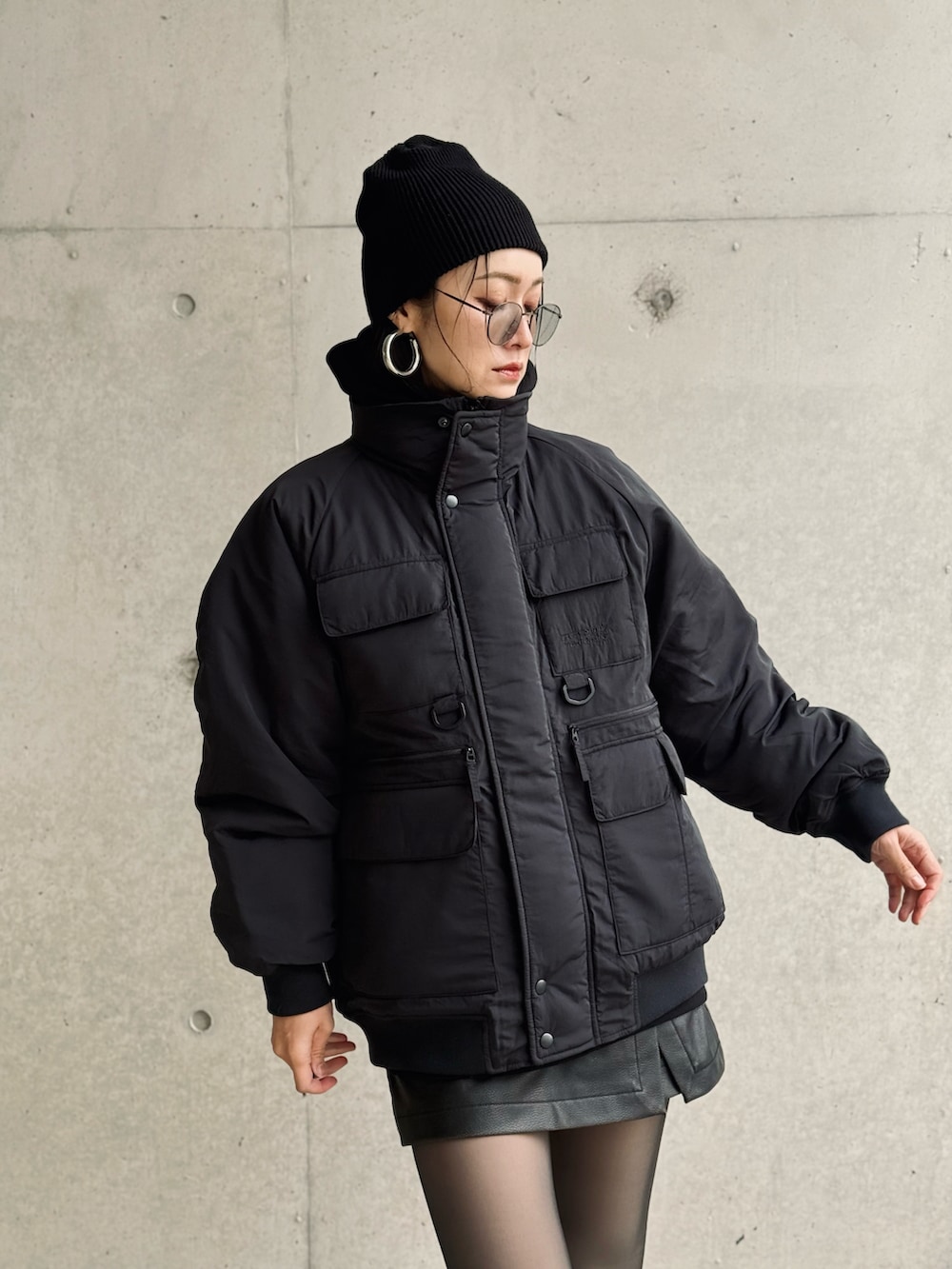 ブラック系のナイロンジャケット、パープル系のスニーカー、ブラック系のその他パンツを着用したレディースの秋コーディネートの4枚目の写真