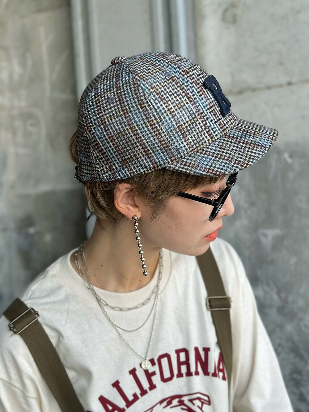 ベージュ系のTシャツ/カットソー、グリーン系のカーゴパンツ、ベージュ系のトートバッグを着用したレディースの夏コーディネートの5枚目の写真