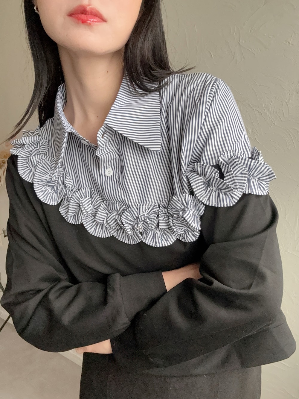 ブラック系のシャツ/ブラウスを着用したレディースの冬コーディネートの5枚目の写真