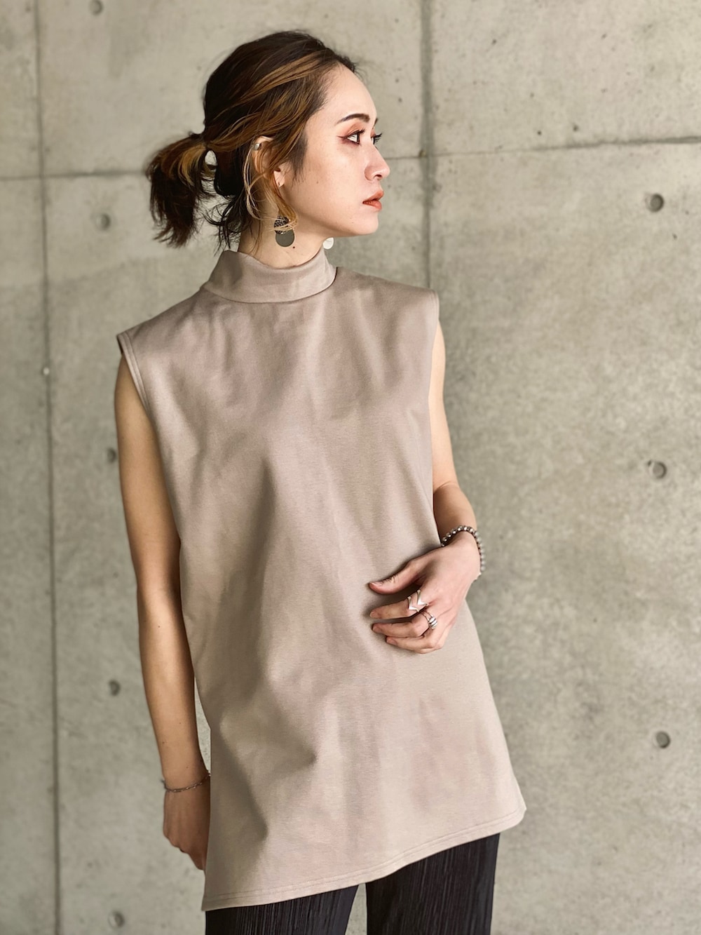 ブラック系のカーディガン/ボレロ、ブラック系のTシャツ/カットソー、ブラック系のその他パンツを着用したレディースの春コーディネートの4枚目の写真