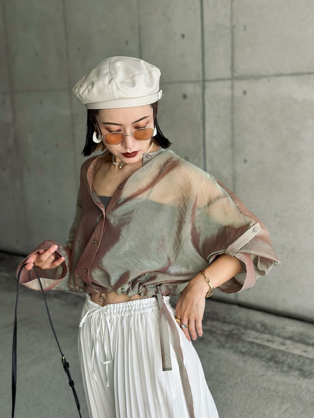 ベージュ系のシャツ/ブラウス、ブラック系のメッセンジャーバッグ、ホワイト系のサンダルを着用したレディースの秋コーディネートの2枚目の写真