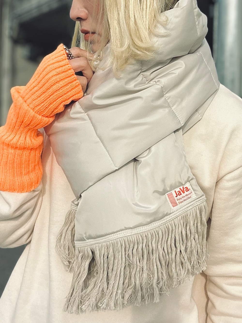 ホワイト系のスウェット、グリーン系のスタジャン、ホワイト系のハンドバッグを着用したレディースの冬コーディネートの5枚目の写真