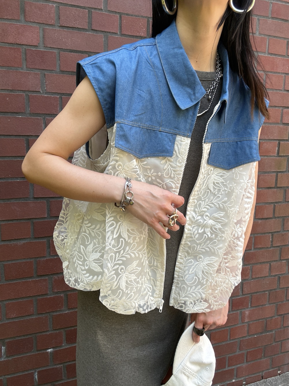 ホワイト系のブルゾン、グレー系のワンピース、ベージュ系のスニーカーを着用したレディースの夏コーディネートの2枚目の写真