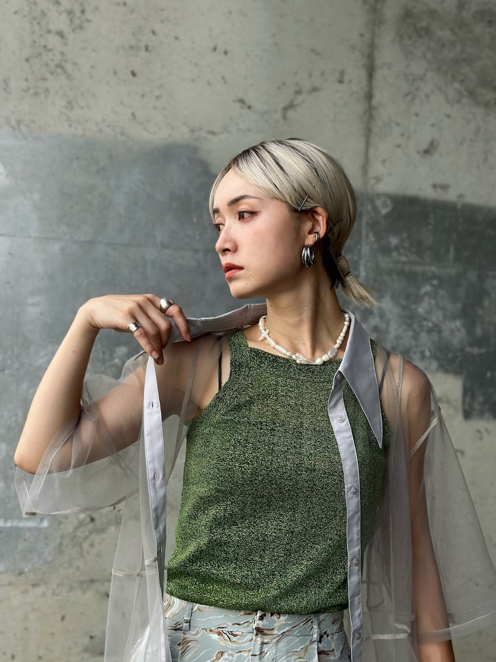 グレー系のワンピース、グリーン系のTシャツ/カットソー、グレー系のスラックスを着用したレディースの夏コーディネートの2枚目の写真