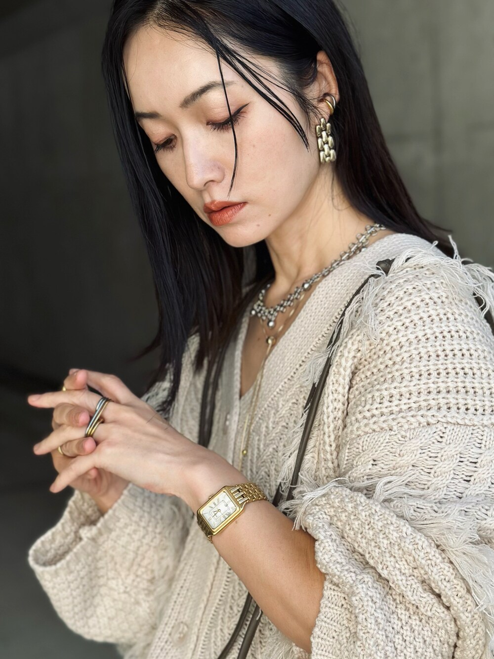 ホワイト系のスカート、ゴールド系のショルダーバッグ、グリーン系のボディバッグ/ウエストポーチを着用したレディースの秋コーディネートの4枚目の写真