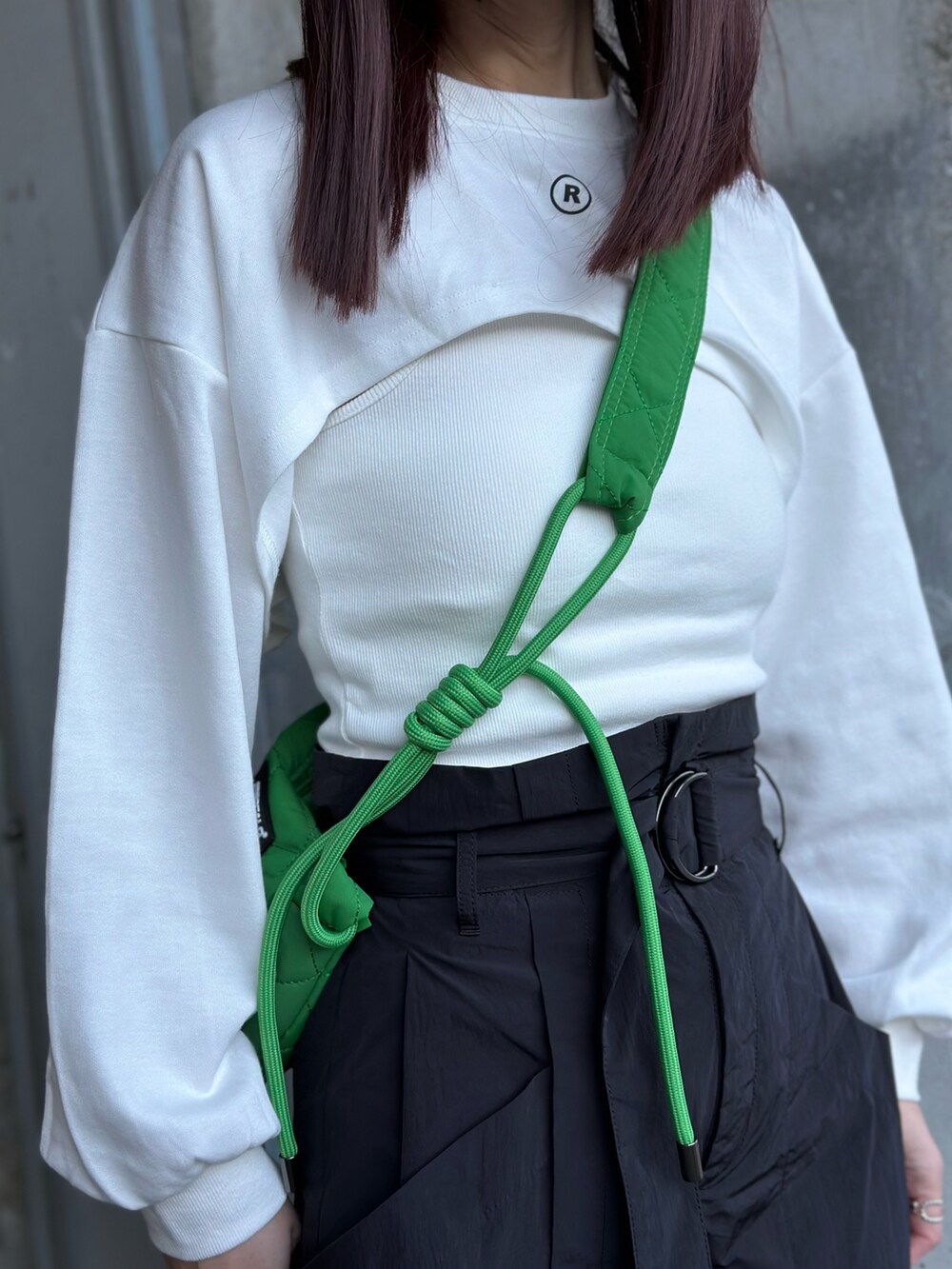 ホワイト系のTシャツ/カットソー、グリーン系のショルダーバッグ、ホワイト系のスニーカーを着用したレディースの春コーディネートの4枚目の写真