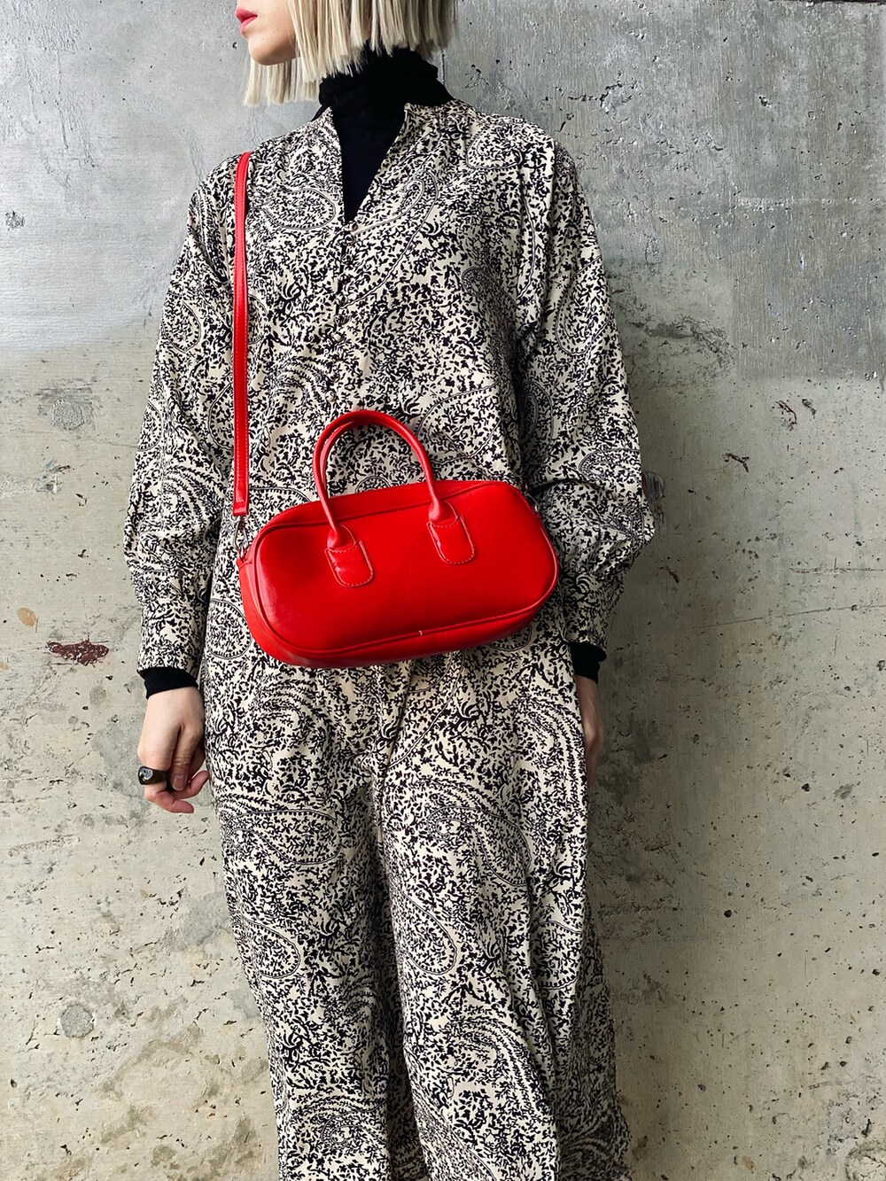 ブラック系のワンピース、グレー系のスウェット、ブラック系のパンプスを着用したレディースの春コーディネートの2枚目の写真