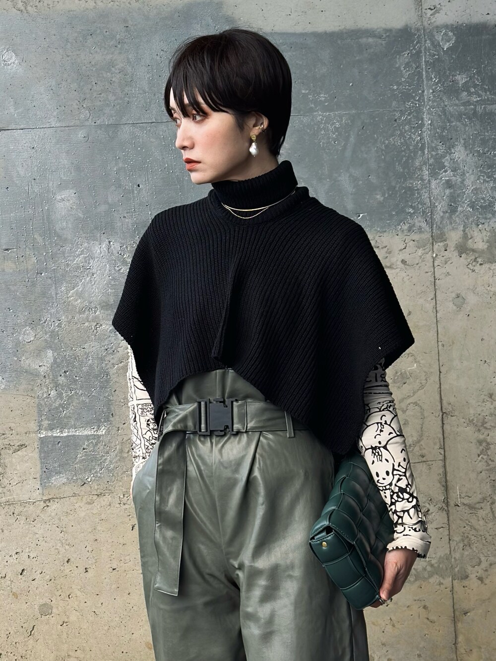 ブラック系のベスト、グリーン系のその他パンツ、その他のブーツを着用したレディースの冬コーディネートの2枚目の写真