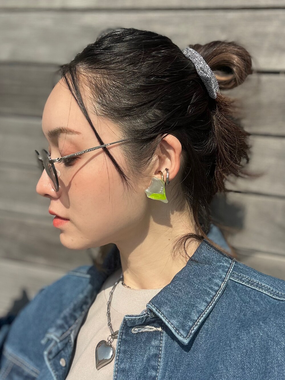 ベージュ系のTシャツ/カットソー、ブルー系のデニムジャケット、ベージュ系のスニーカーを着用したレディースの春コーディネートの4枚目の写真