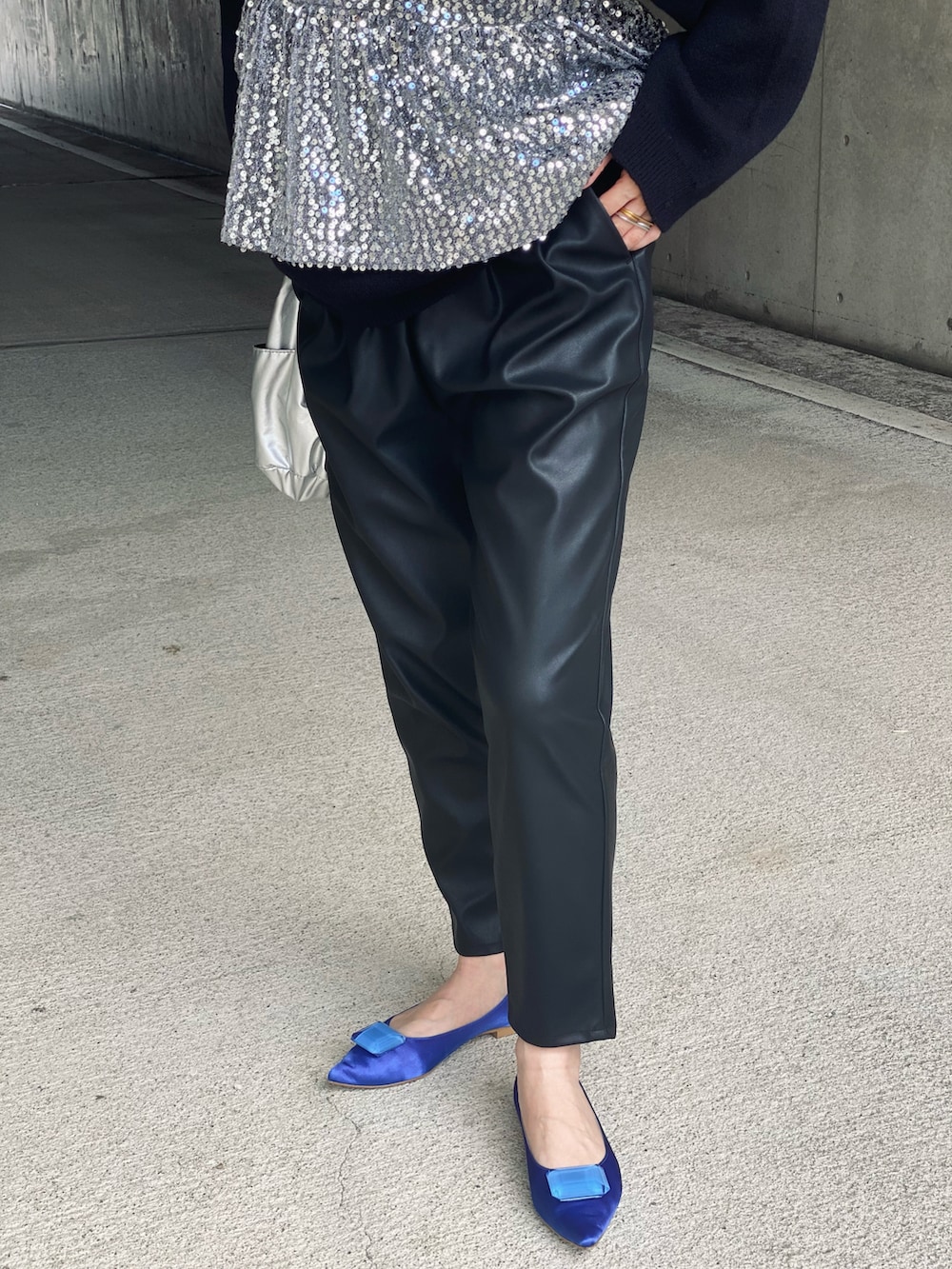 ブラック系のニット/セーター、ブラック系のその他パンツ、シルバー系のキャミソールを着用したレディースの秋コーディネートの3枚目の写真