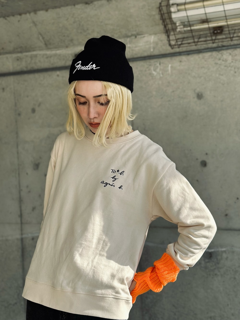 ホワイト系のスウェット、グリーン系のスタジャン、ホワイト系のハンドバッグを着用したレディースの冬コーディネートの4枚目の写真