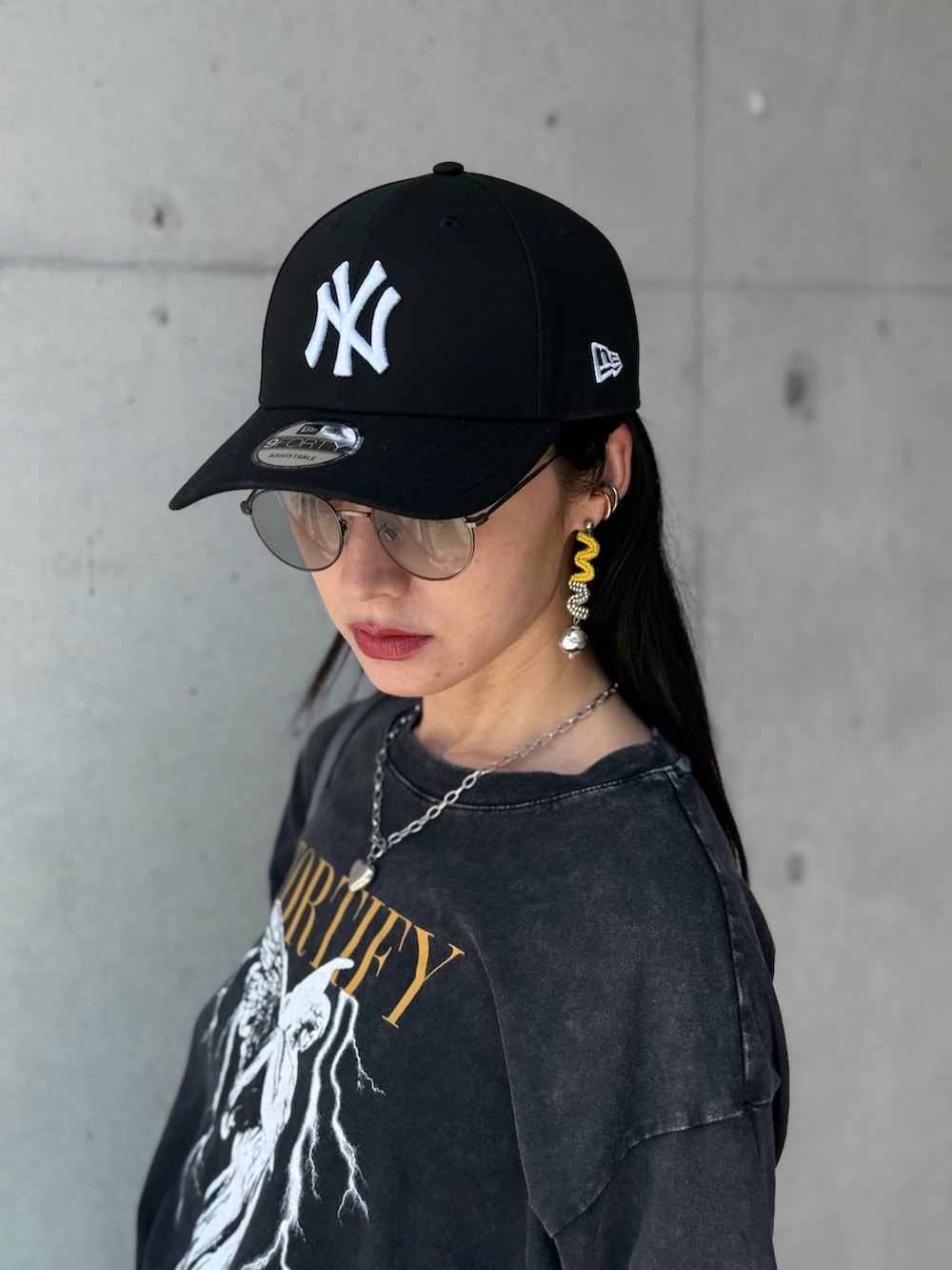 グレー系のスニーカー、ブラック系のその他パンツ、ブルー系のスカートを着用したレディースの夏コーディネートの3枚目の写真