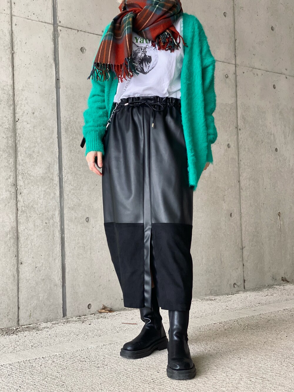 ブラック系のスカート、グリーン系のカーディガン/ボレロ、ブラック系のショルダーバッグを着用したレディースの冬コーディネートの2枚目の写真