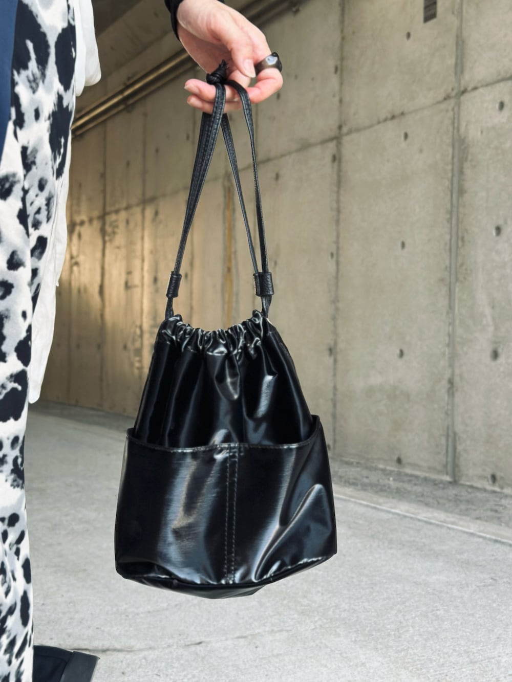 ブラック系のスカート、ホワイト系のキャミソール、ブラック系のTシャツ/カットソーを着用したレディースの秋コーディネートの4枚目の写真