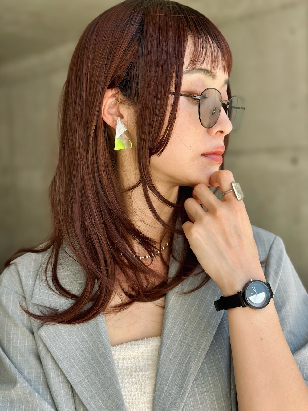 グレー系のテーラードジャケット、ホワイト系のチューブトップ、シルバー系のハンドバッグを着用したレディースの夏コーディネートの5枚目の写真