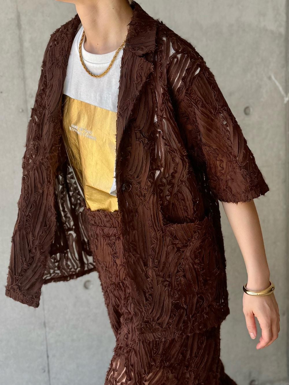 ホワイト系のTシャツ/カットソー、ブラウン系のテーラードジャケット、ブラウン系のスラックスを着用したレディースの春コーディネートの4枚目の写真