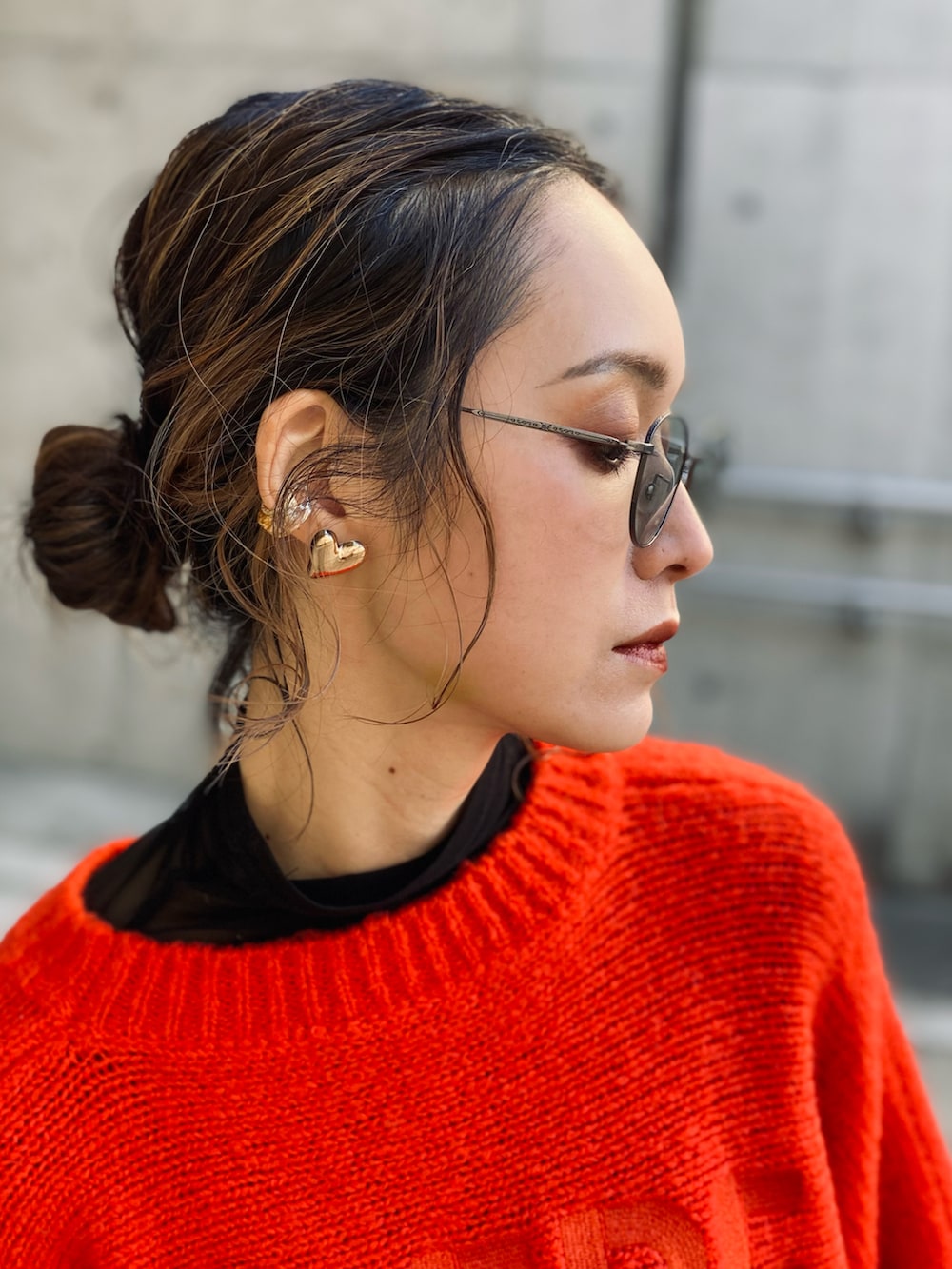「今日のコスメと服、トートバッグ、スパンコール、オーバーサイズ、タイトスカート、冬コーデ、ニット、レイヤードスタイル、カラーレンズ、高身長女子、休日スタイル、お出かけコーデ、赤、骨格ウェーブ、ビッグシルエット」｜「NOISE MAKERのスパンコールペンシルスカート（スカート、その他）」を使った、IMOKOさん（骨格ウェーブ・レディース・170cm）の冬コーディネートの2枚目の写真
