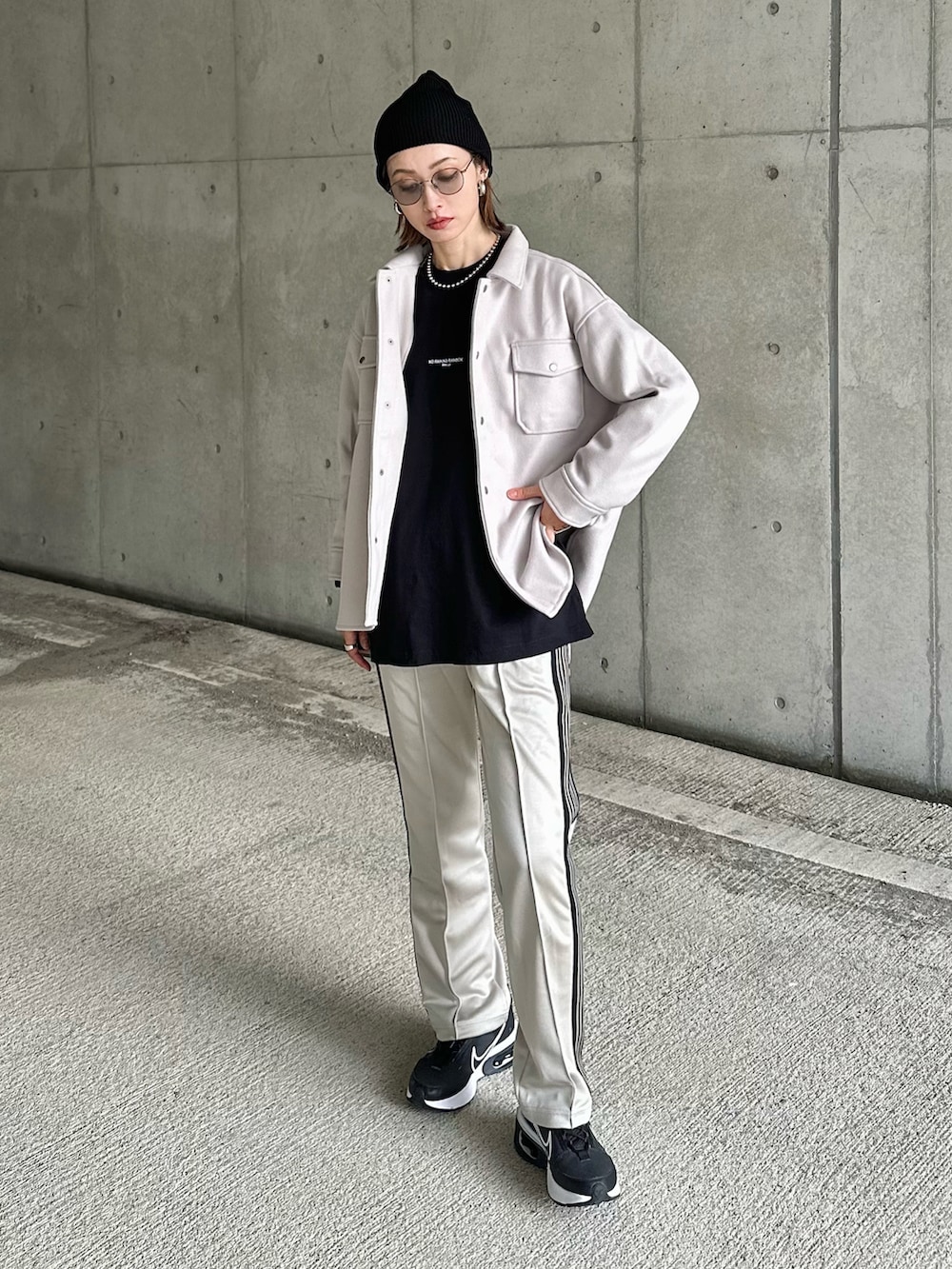 ブラウン系のスーツジャケット、ホワイト系のショルダーバッグ、ホワイト系のブーツを着用したレディースの秋コーディネートの3枚目の写真