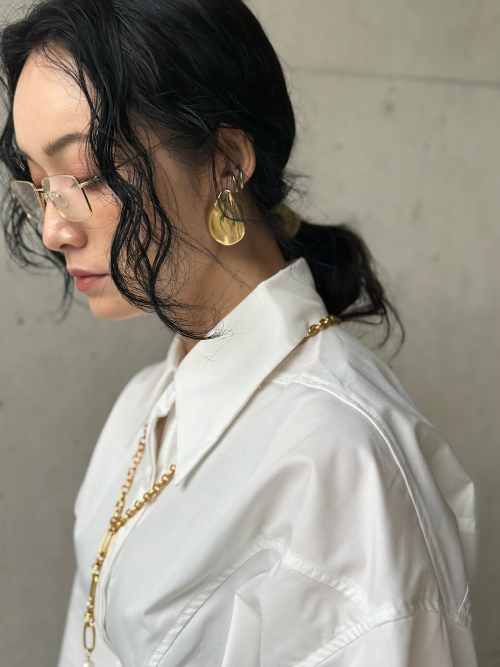 ホワイト系のシャツ/ブラウス、グリーン系のスカート、その他のショルダーバッグを着用したレディースの春コーディネートの3枚目の写真