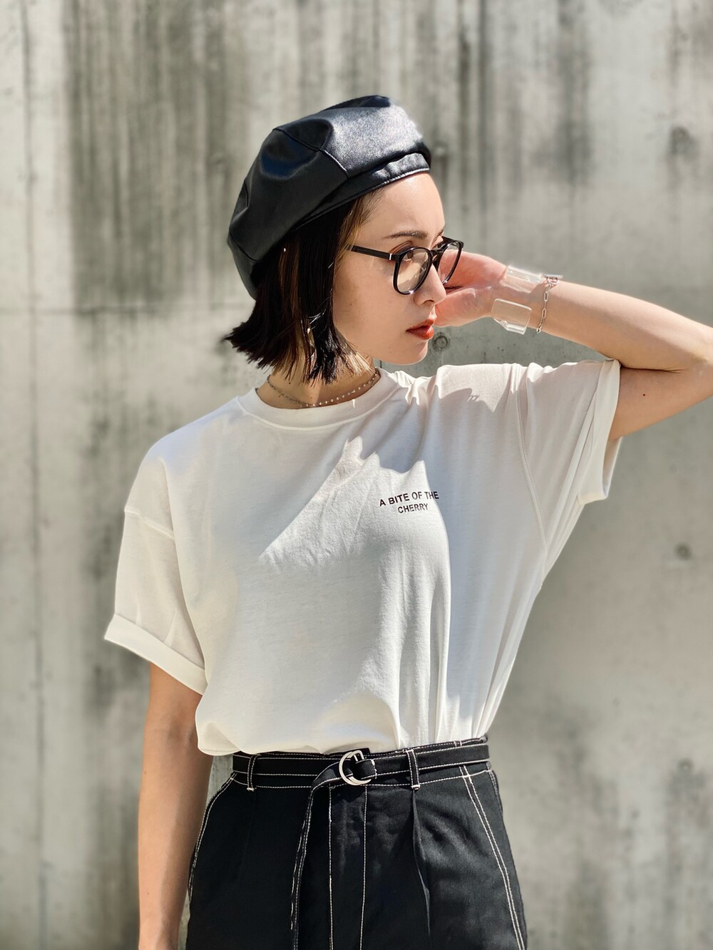 ホワイト系のTシャツ/カットソーを着用したレディースの夏コーディネートの2枚目の写真