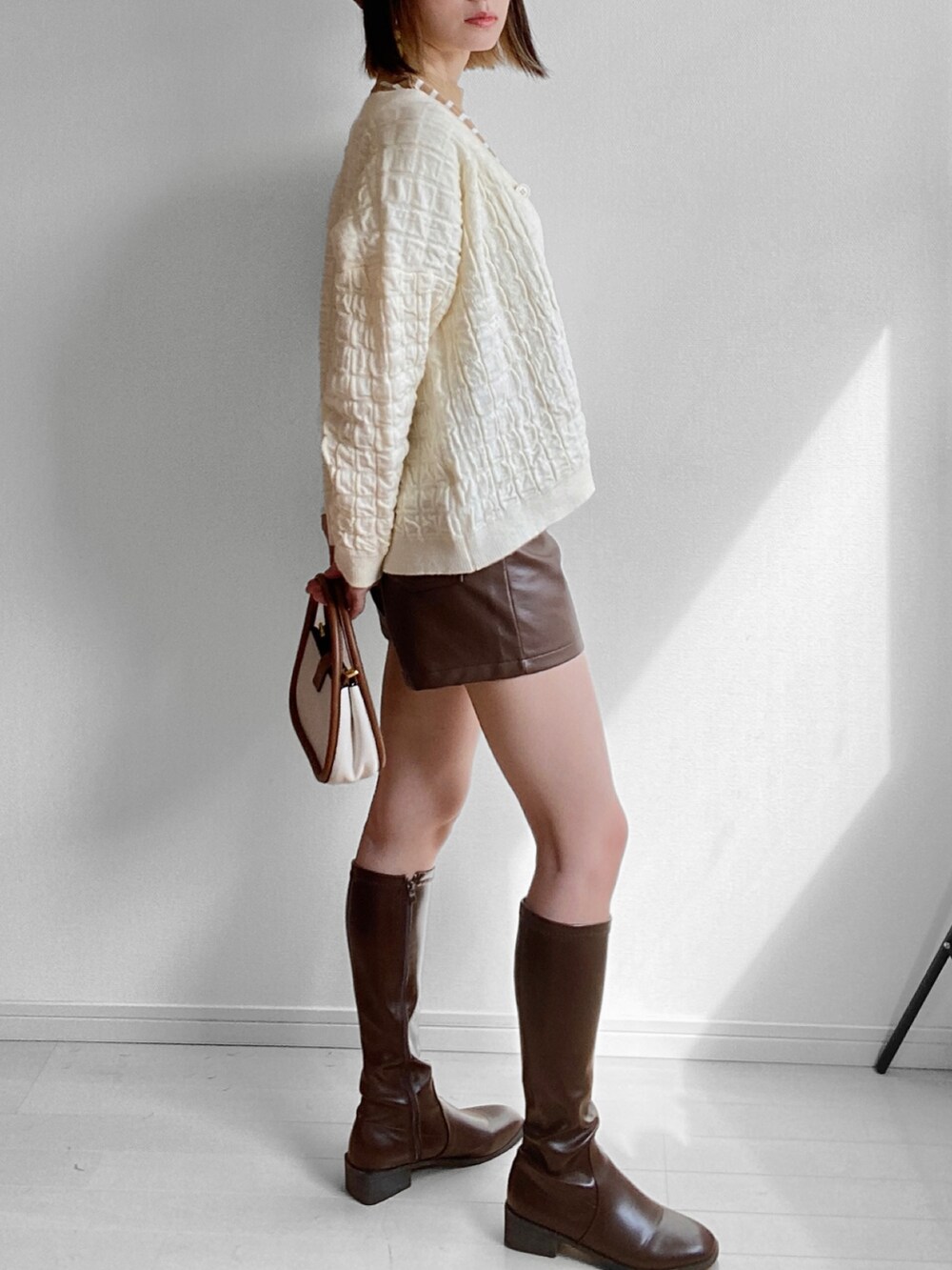 ブラック系のカーディガン/ボレロ、ホワイト系のカーディガン/ボレロを着用したレディースの秋コーディネートの4枚目の写真