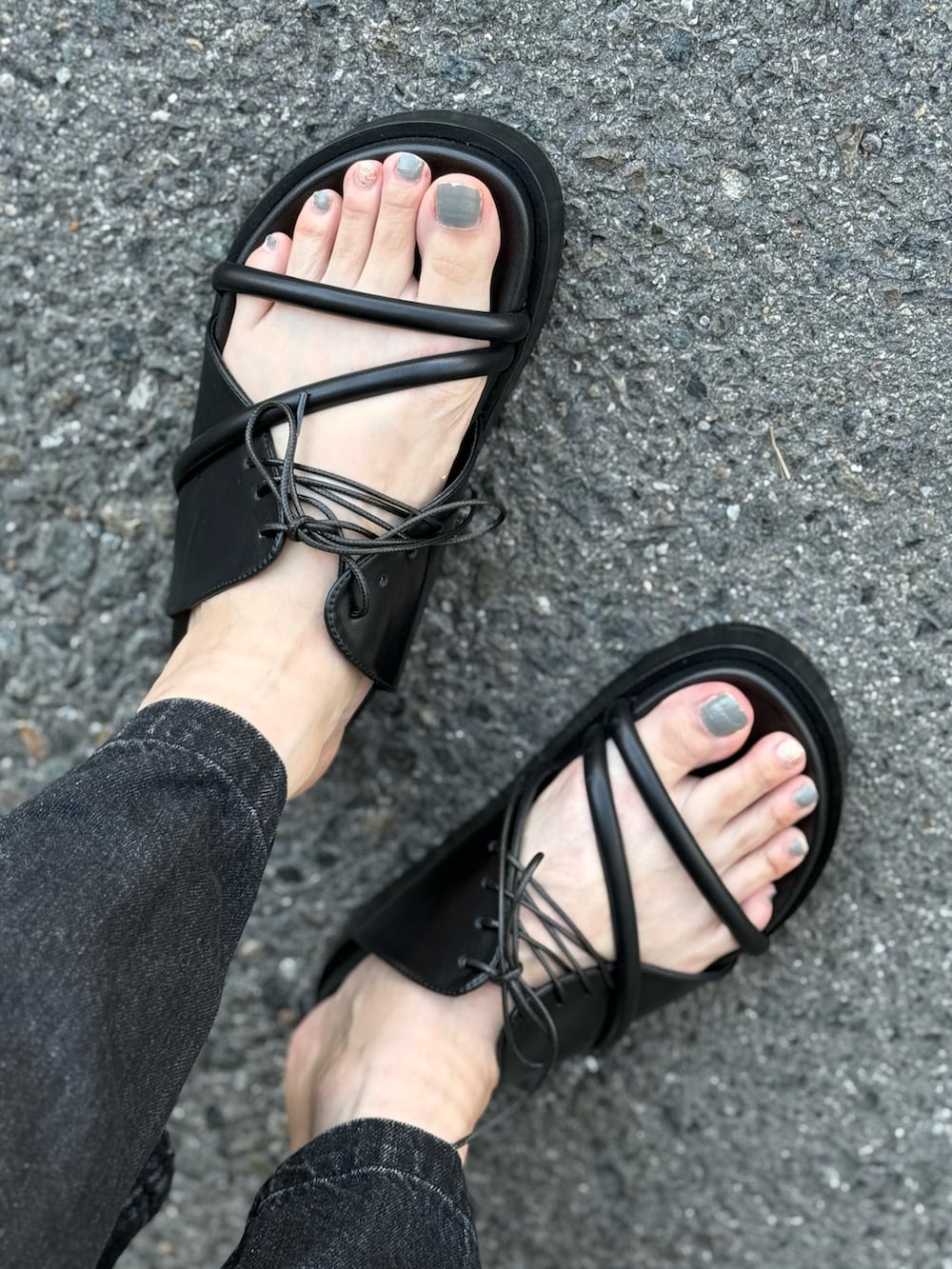 ベージュ系のトートバッグ、ブラック系のサンダルを着用したレディースの秋コーディネートの5枚目の写真