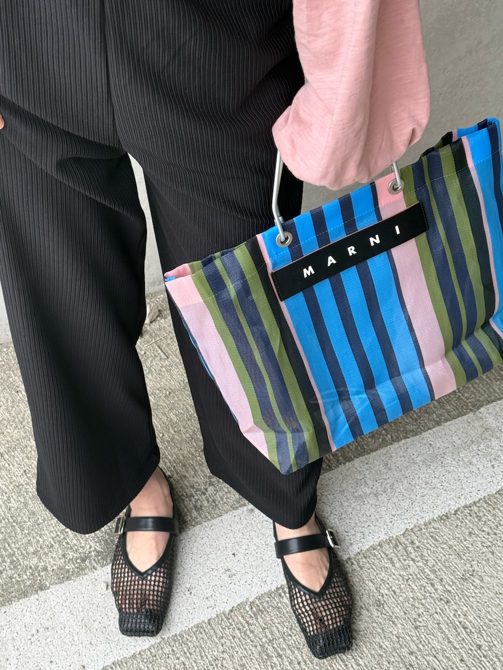 「大人カジュアル、トートバッグ、サロペット、サロペットコーデ、メガネ女子、ロンT、ピンク、高身長女子、春コーデ、ゆるコーデ、ラクチンコーデ、シンプルコーデ、カジュアルコーデ、初夏コーデ、ボリューム袖」｜「select MOCAのリップルルーズサロペット（サロペット/オーバーオール、ブラック系）」を使った、IMOKOさん（骨格ストレート・レディース・170cm）の春コーディネートの5枚目の写真