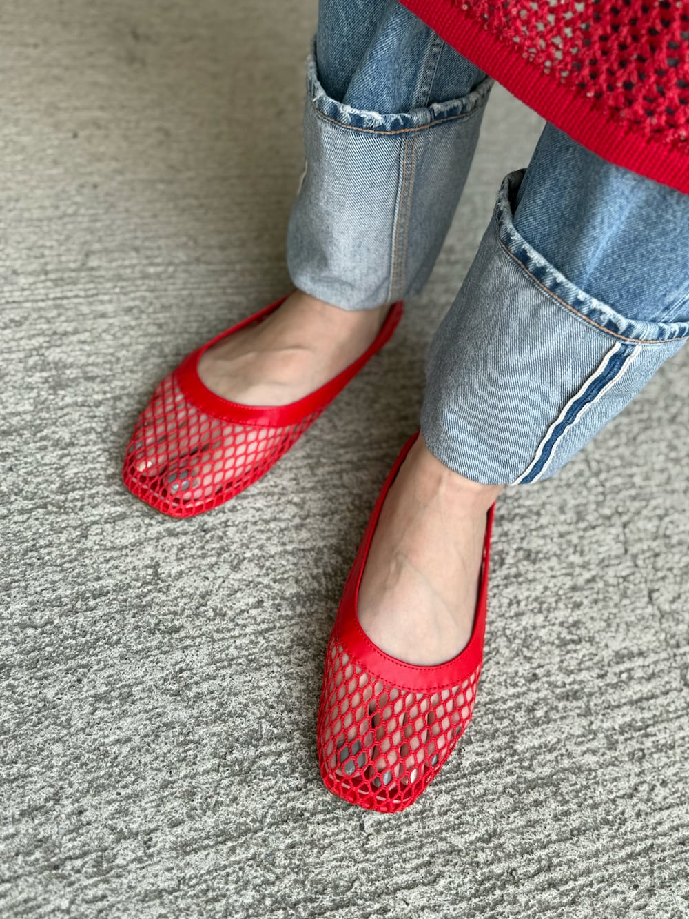 レッド系のニット/セーター、グレー系のショルダーバッグ、グレー系のTシャツ/カットソーを着用したレディースの夏コーディネートの5枚目の写真