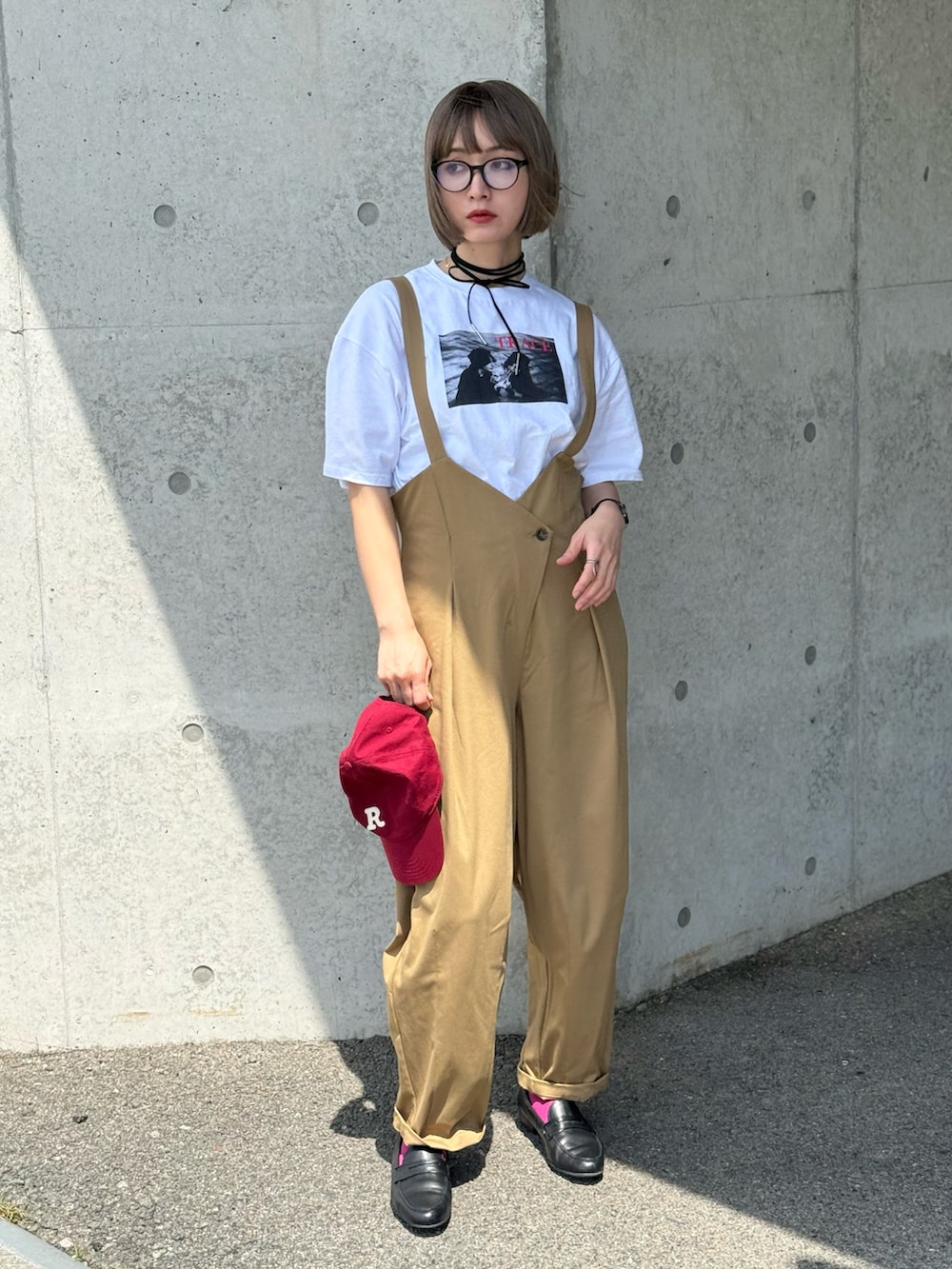 ホワイト系のTシャツ/カットソー、ブラック系のローファー、その他のウィッグを着用したレディースの春コーディネートの3枚目の写真