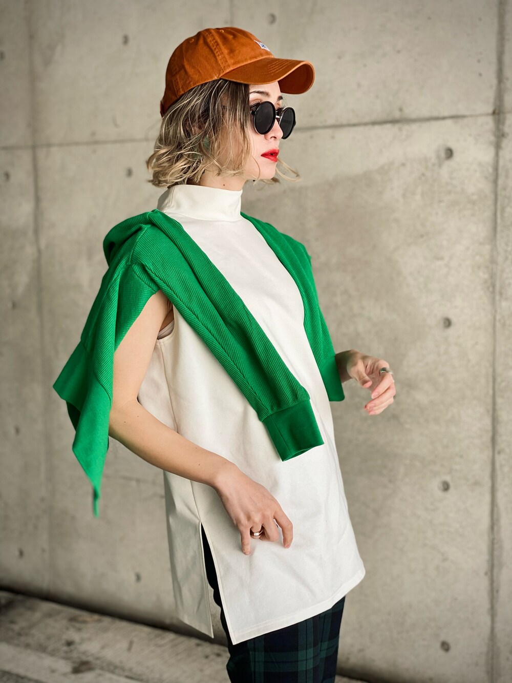 グリーン系のカーディガン/ボレロ、ブラック系のトップス、ブラック系のTシャツ/カットソーを着用したレディースの春コーディネートの3枚目の写真