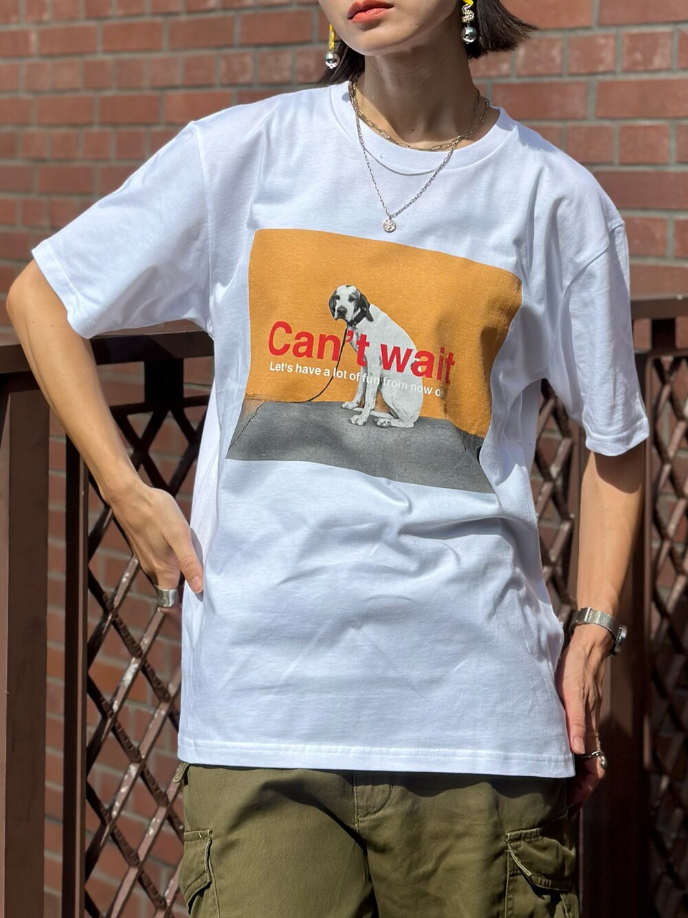 ホワイト系のTシャツ/カットソー、グリーン系のカーゴパンツ、ブラウン系のテーラードジャケットを着用したレディースの秋コーディネートの5枚目の写真