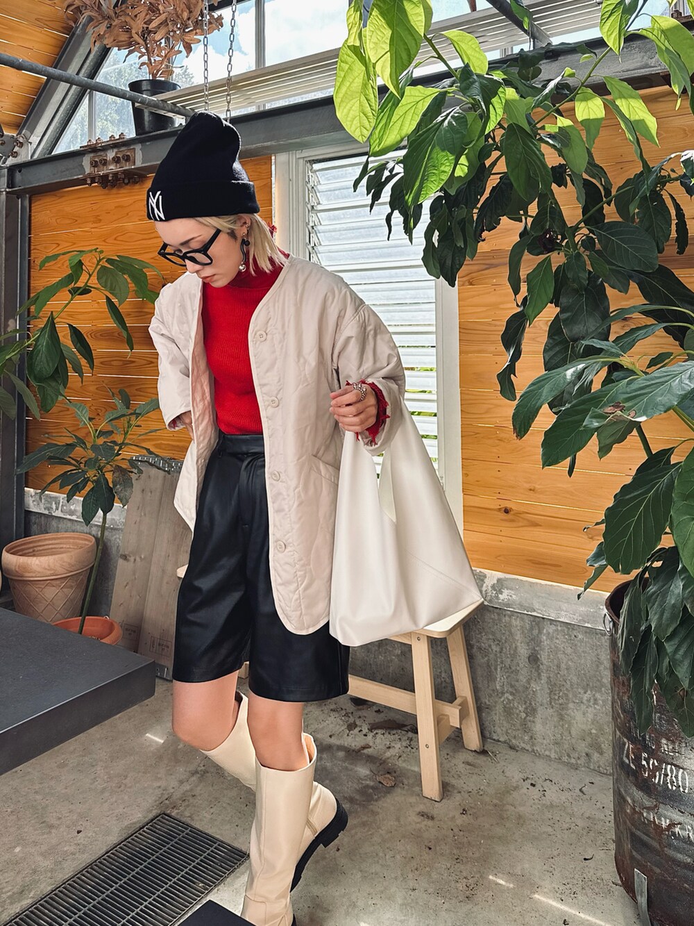 ホワイト系のトートバッグ、ホワイト系のブーツ、ブラック系のその他パンツを着用したレディースの秋コーディネートの5枚目の写真