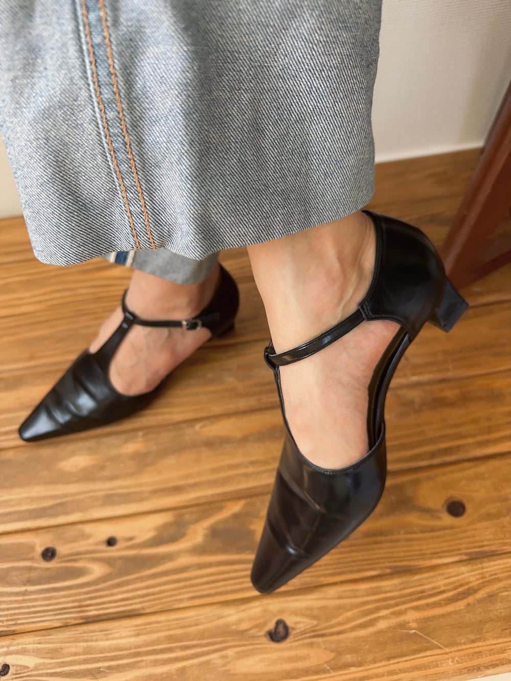 グリーン系のベスト、ブラック系のTシャツ/カットソー、ブルー系のデニムパンツを着用したレディースの夏コーディネートの4枚目の写真