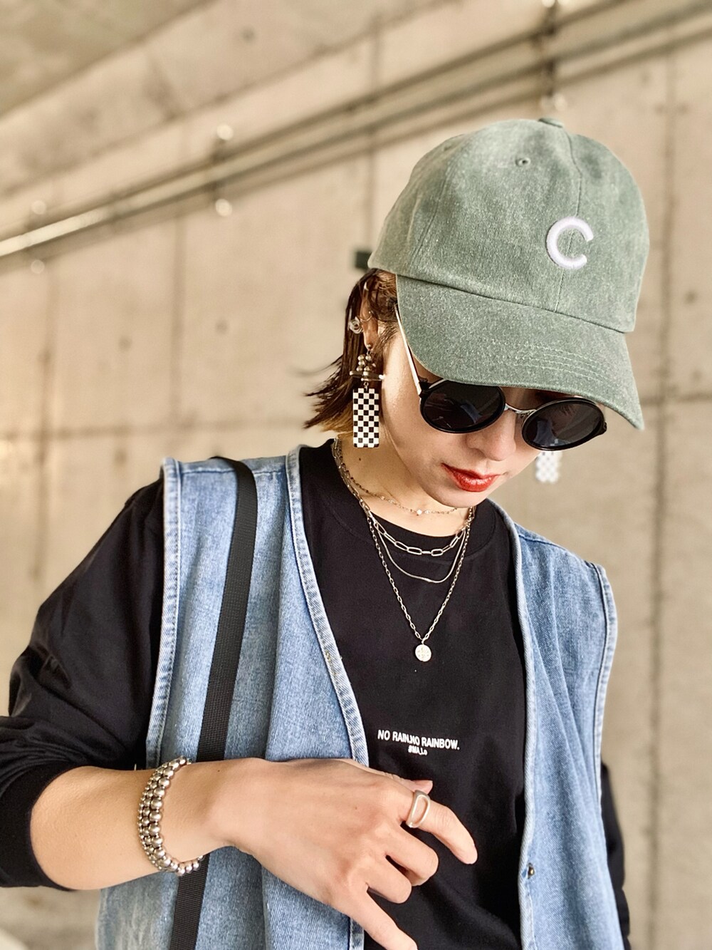 ホワイト系のTシャツ/カットソー、グレー系のショルダーバッグ、ブルー系のデニムスカートを着用したレディースの春コーディネートの5枚目の写真