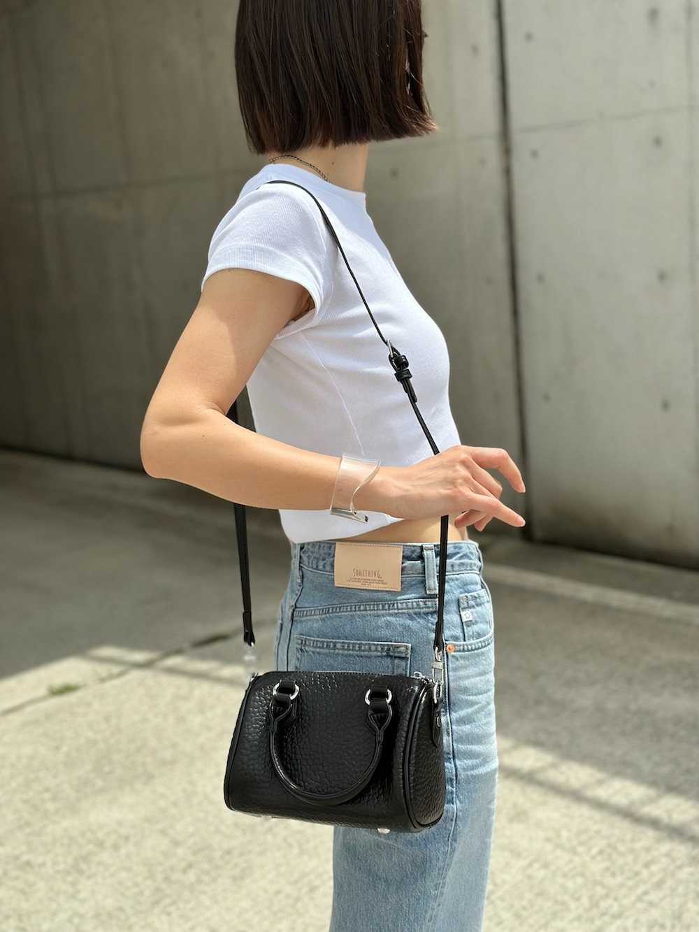「デニム、白Tシャツ、チビT、y2k、大人カジュアル、ショート丈トップス、クロップドトップス、ショルダーバッグ、ミュール、夏コーデ、高身長女子、骨格ウェーブ、サングラス、シンプルコーデ、ダメージデニムパンツ」|「Calvin Kleinのモノグラム ロゴ ベイビーTシャツ(Tシャツ/カットソー、ホワイト系)」を使った、IMOKOさん(骨格ウェーブ・レディース・170cm)の春コーディネートの3枚目の写真