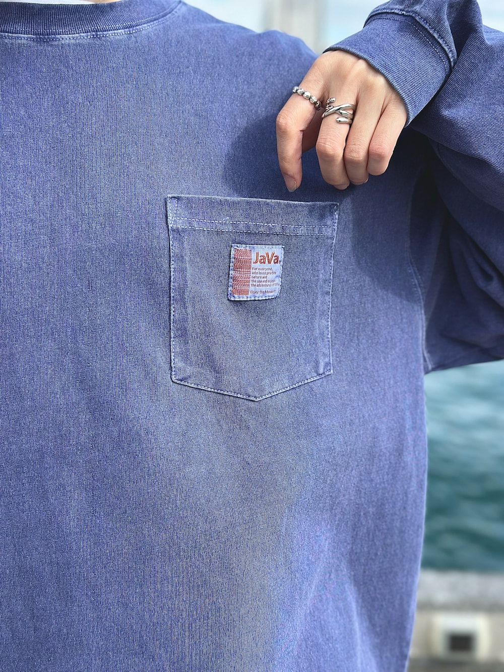 ブルー系のTシャツ/カットソー、イエロー系のベスト、ホワイト系のその他パンツを着用したレディースの冬コーディネートの3枚目の写真