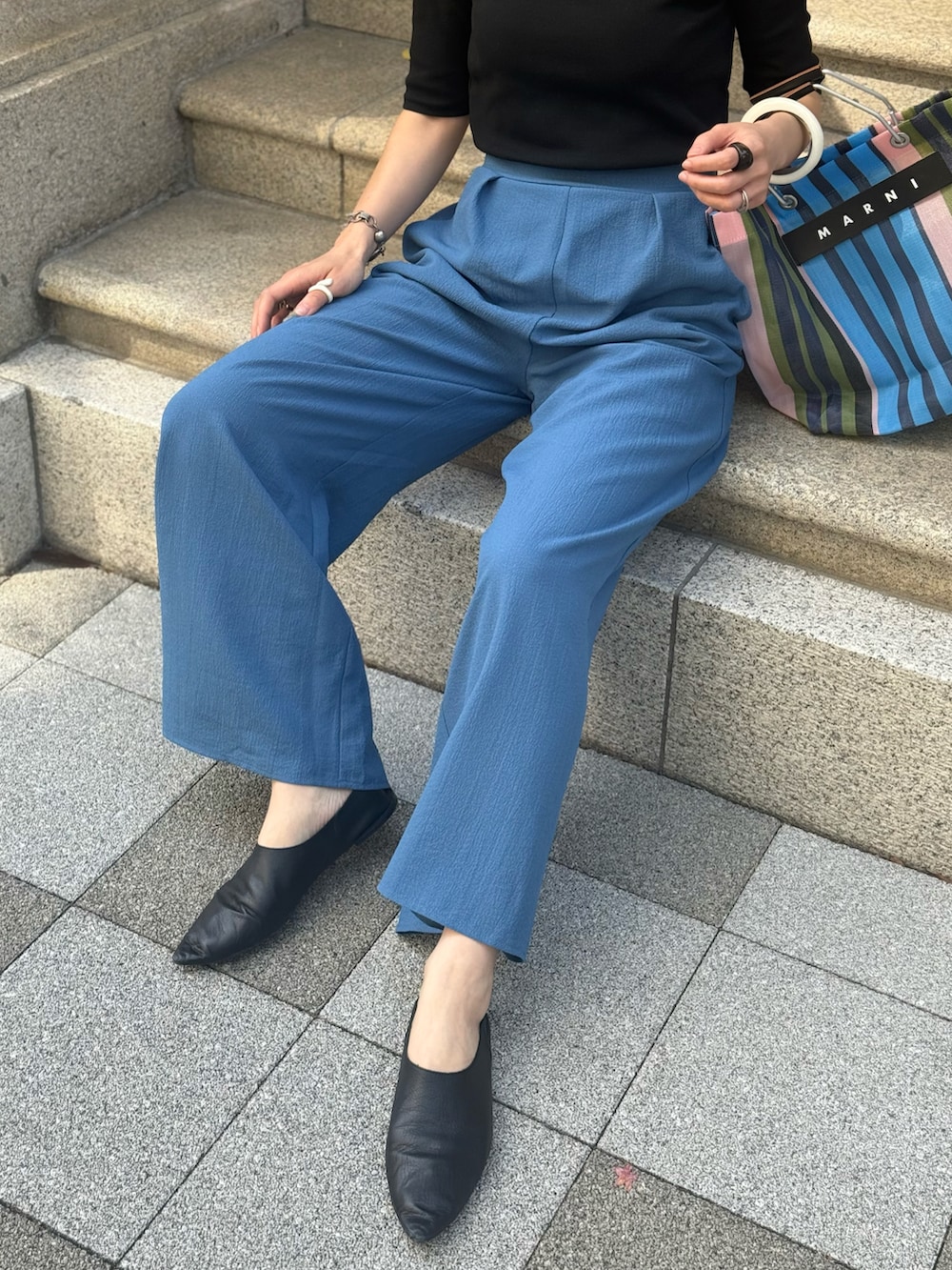 「ワイドパンツ、Tシャツ、黒Tシャツ、バックオープン、しまむら、しまむらコーデ、夏コーデ、プチプラコーデ、シンプルコーデ、高身長コーデ、トートバッグ、夏ファッション、カラーパンツ、チョーカー、プチプラ」｜「しまむらのRafraf×IMOKO TT*IMKバックPO  商品番号521-8062(ブラック Lサイズ)（Tシャツ/カットソー、ブラック系）」を使った、IMOKOさん（骨格ストレート・レディース・170cm）の春コーディネートの5枚目の写真