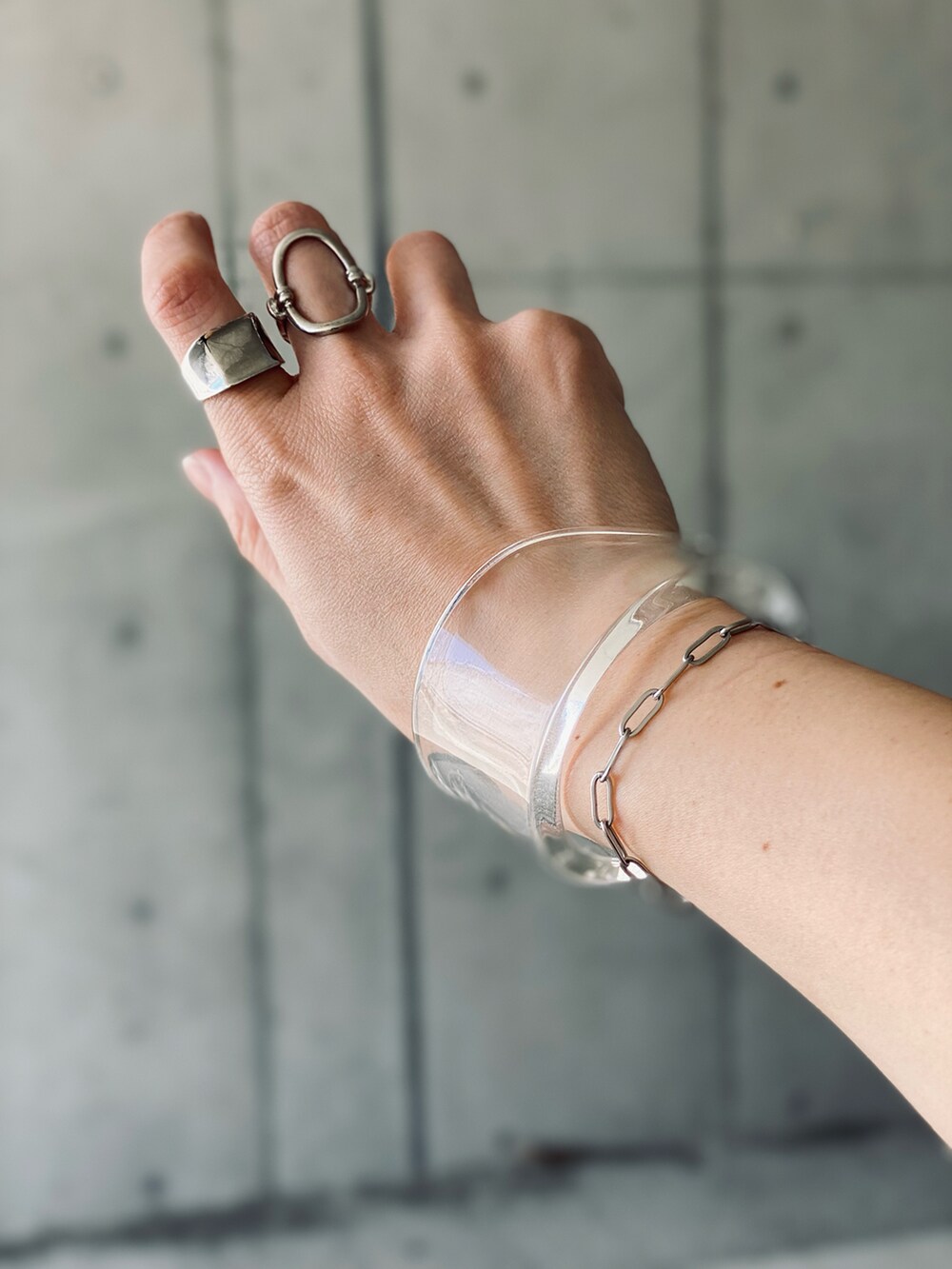 ブラック系のTシャツ/カットソー、パープル系のその他パンツ、ブラック系のバックパック/リュックを着用したレディースの春コーディネートの4枚目の写真